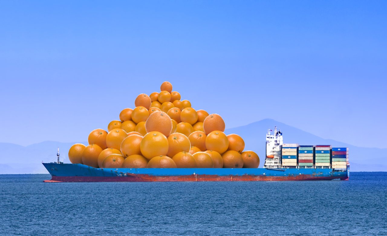 Containerskip fullastet med appelsiner