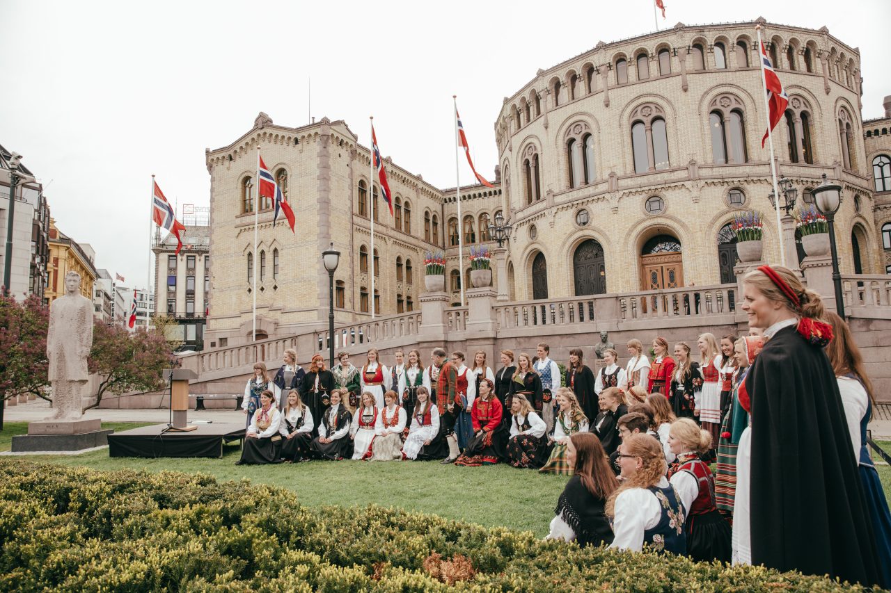 Fra kransenedleggelsen ved Christian Fredrik-statuen på Eidsvolls plass 17. mai 2015