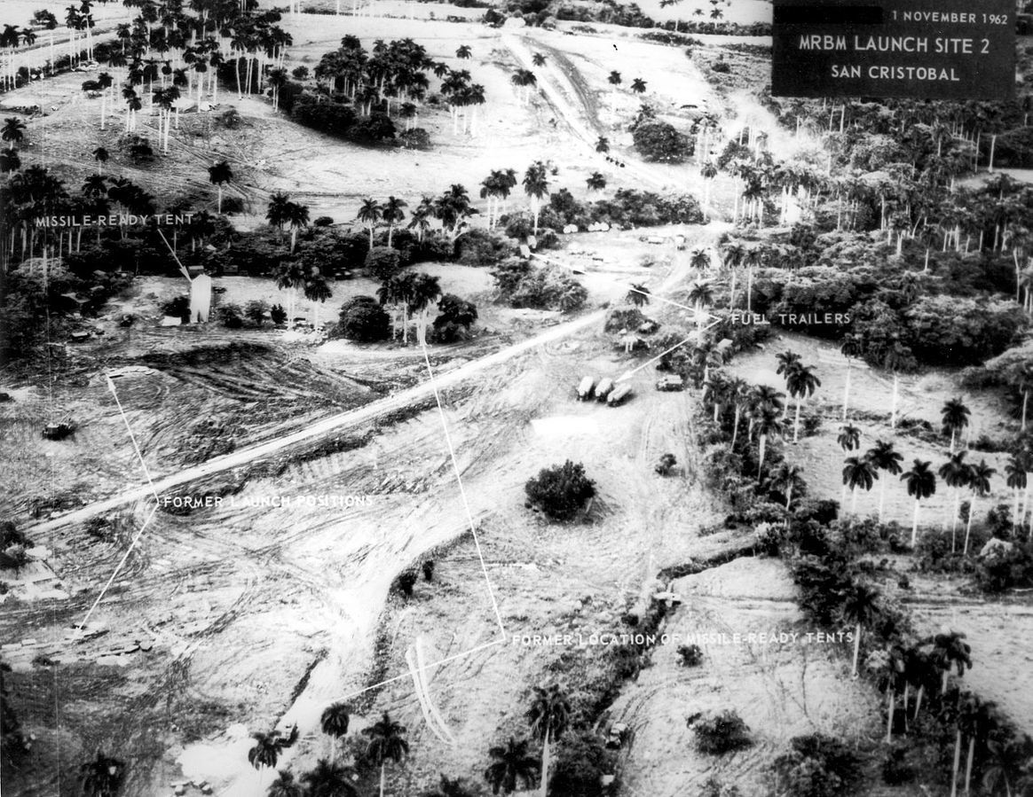 Sort hvitt flyfoto av sovjetiske rakettbaser på Cuba på 1960-tallet.