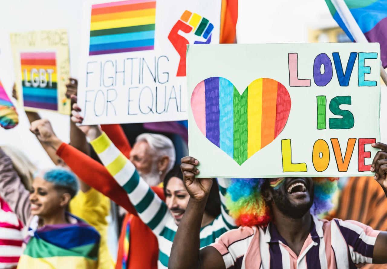 Et tog med pride plakater