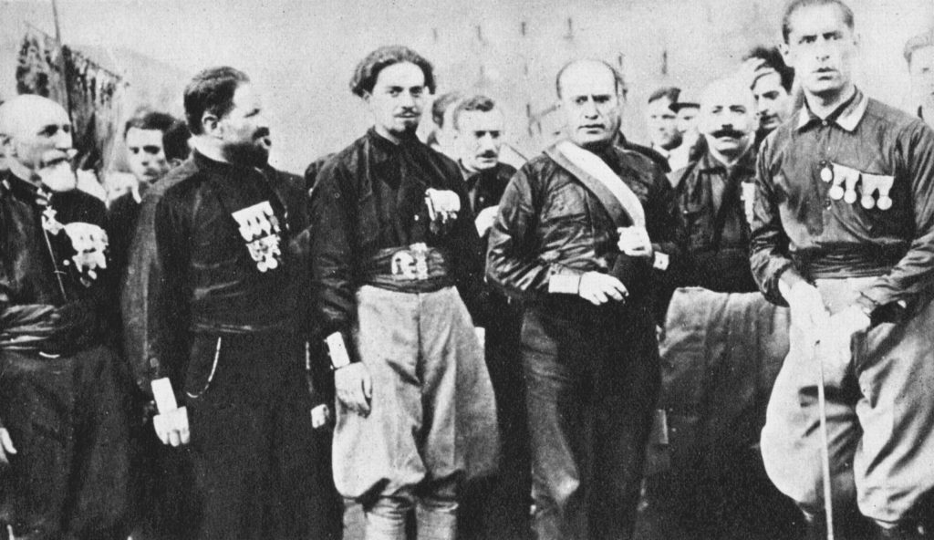 Benito Mussolini leder marsjen i Rome