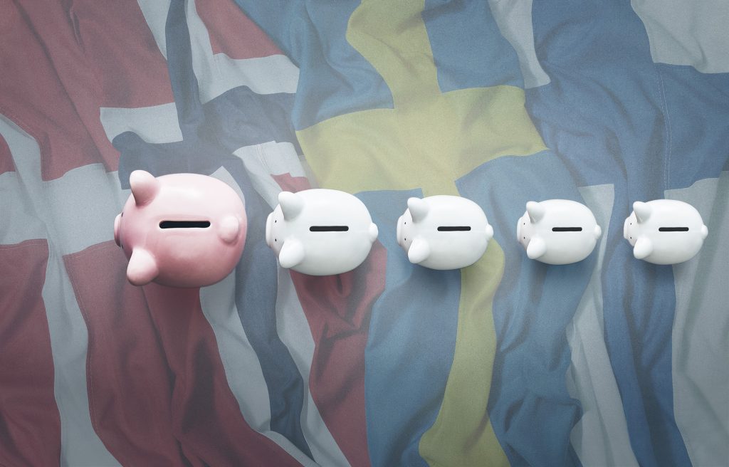 Sparebøsser på rad over nordiske flagg