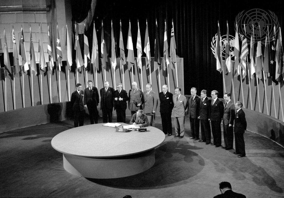 Wilhelm Munthe Morgenstierne, ambassadør og norsk delegat, signerer FN-pakten ved en seremoni i San Francisco 2. juni 1945.