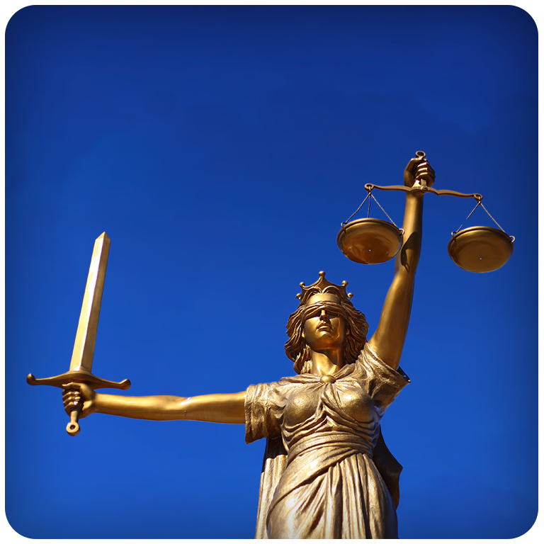 Rettferdighetens statue foran blå himmel