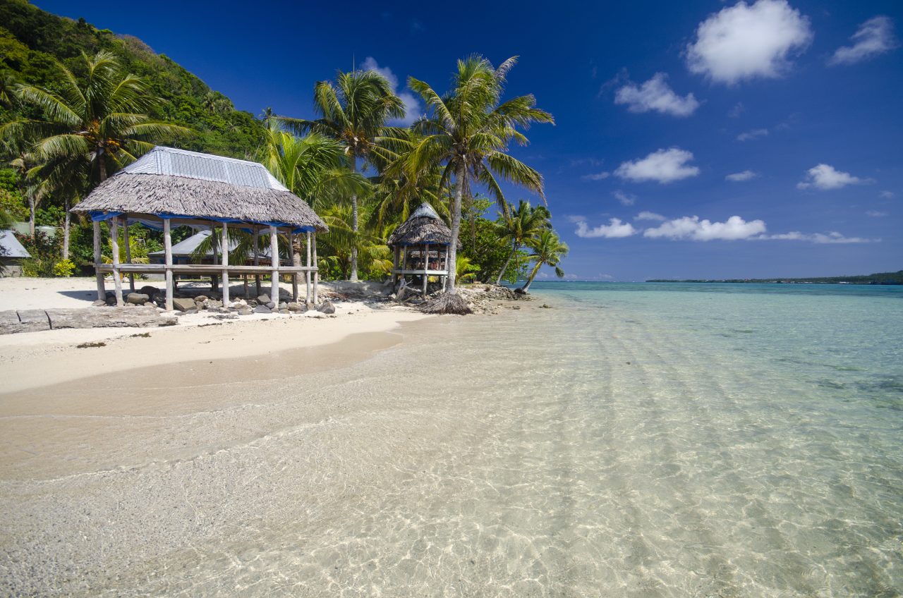Strand på Samoa med tradisjonelt strandhus.