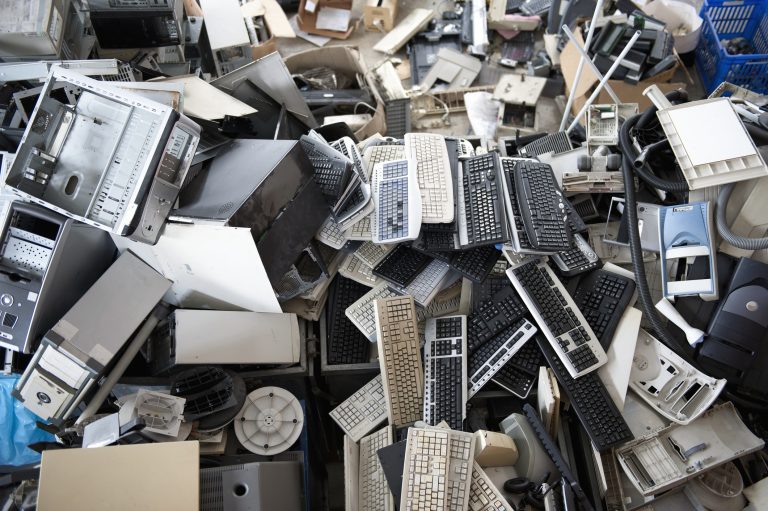 Et hav av gamle datamaskiner i form av el-avfall på en søppelplass.