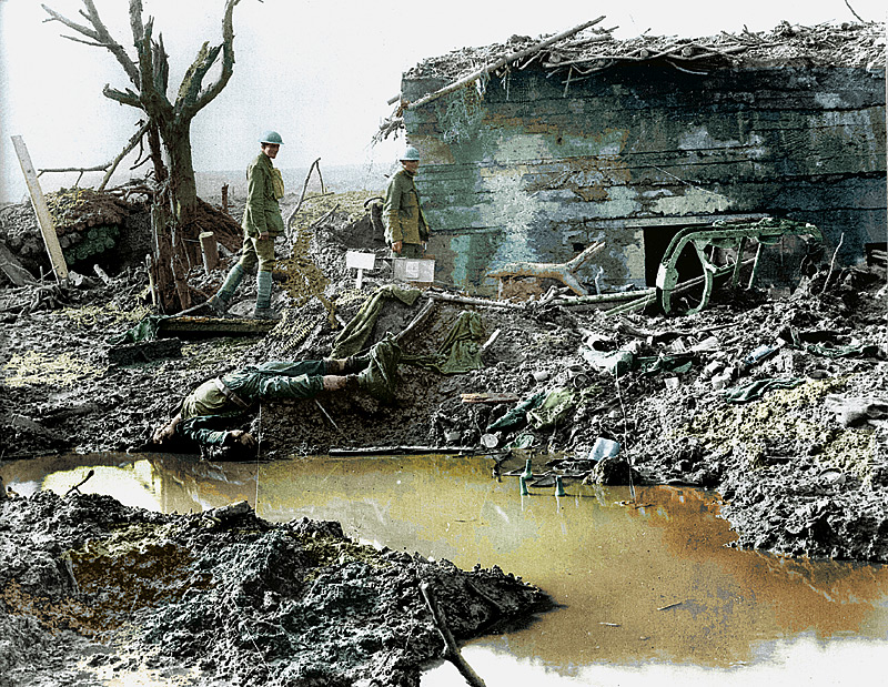 Håndkolorert fotografi fra slaget ved Passchendaele i Belgia 1917.