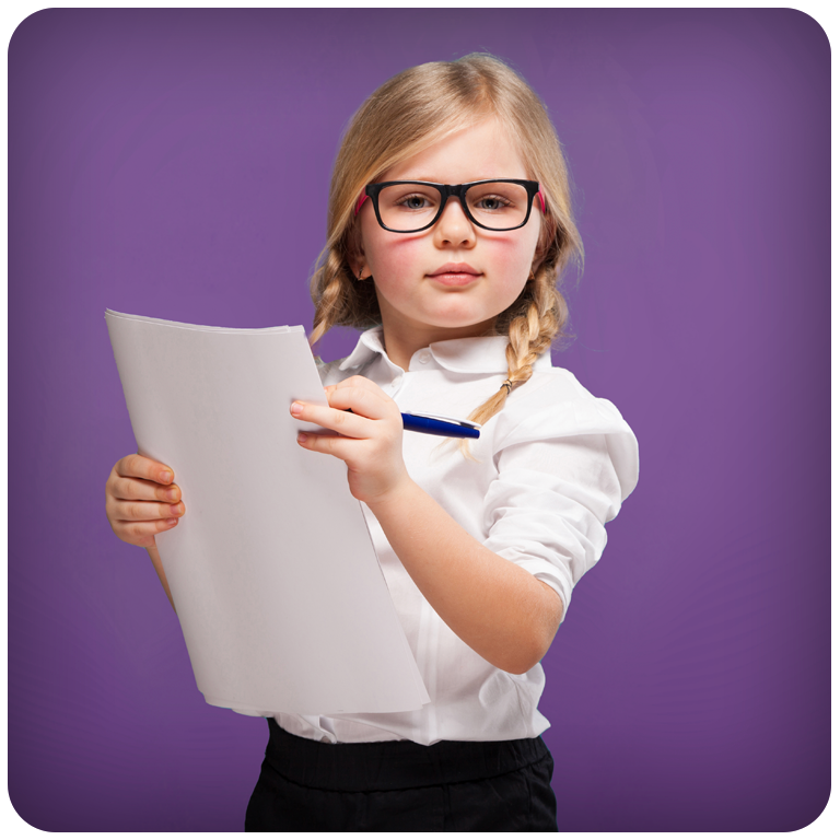 Ung jente holder papir og penn med briller på en lilla bakgrunn.