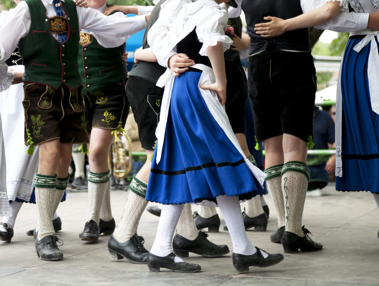 Folk som danser med folkedrakter fra Bayern.