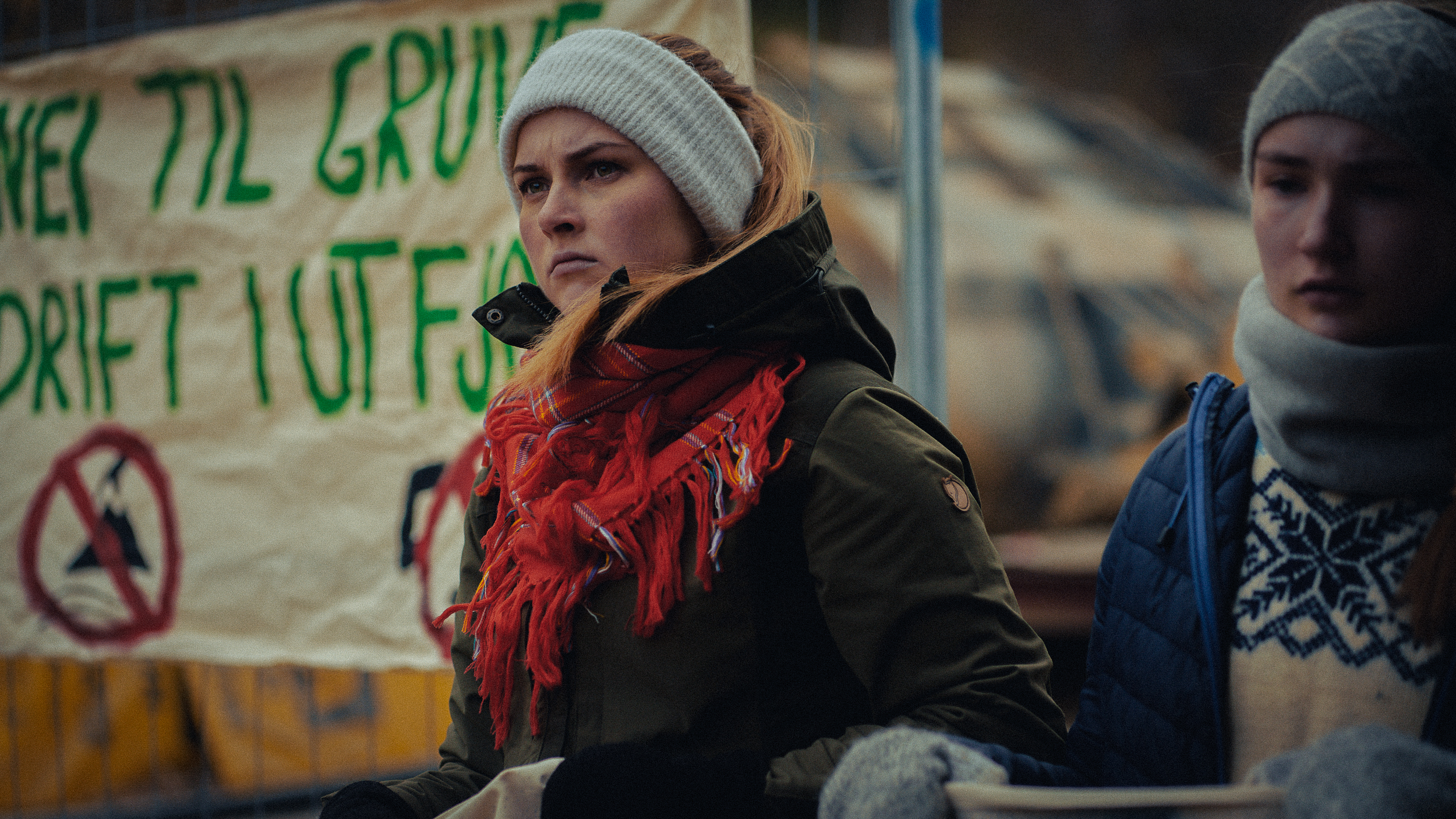Aili Kristine Eira som Elin i serien Vi lover et helvete. Hun er reindriftssame og kjemper for å bevare beitemarkene til familien i Finnmark.