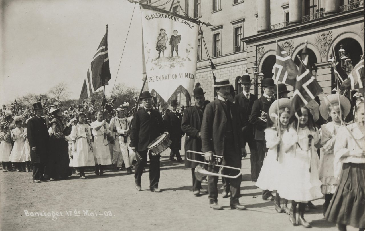 Fane for Vaalerengens skole prydet med «Vi ere en nation vi med». Foto fra barnetoget på Slottsplassen i Oslo 17. mai 1908.
