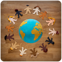 papirfigurer rundt en jordklode