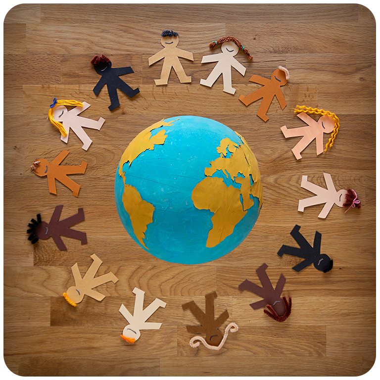 papirfigurer rundt en jordklode