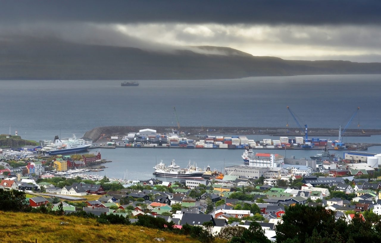 Mørke skyer over hovedstaden Tórshavn på Færøyene