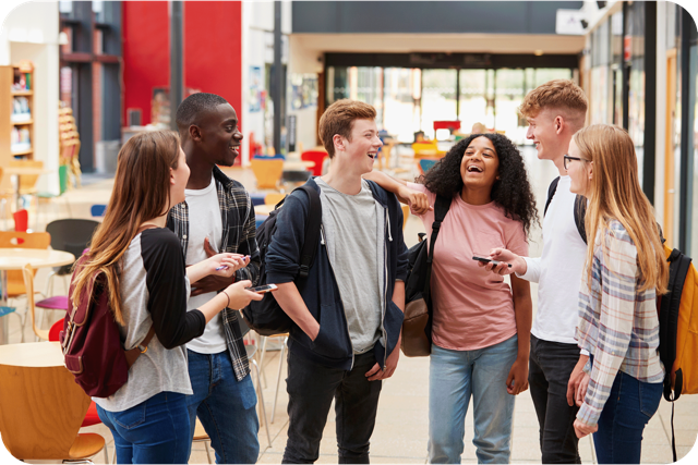 Em gjeng med 15-åringer står å prater som på skolen