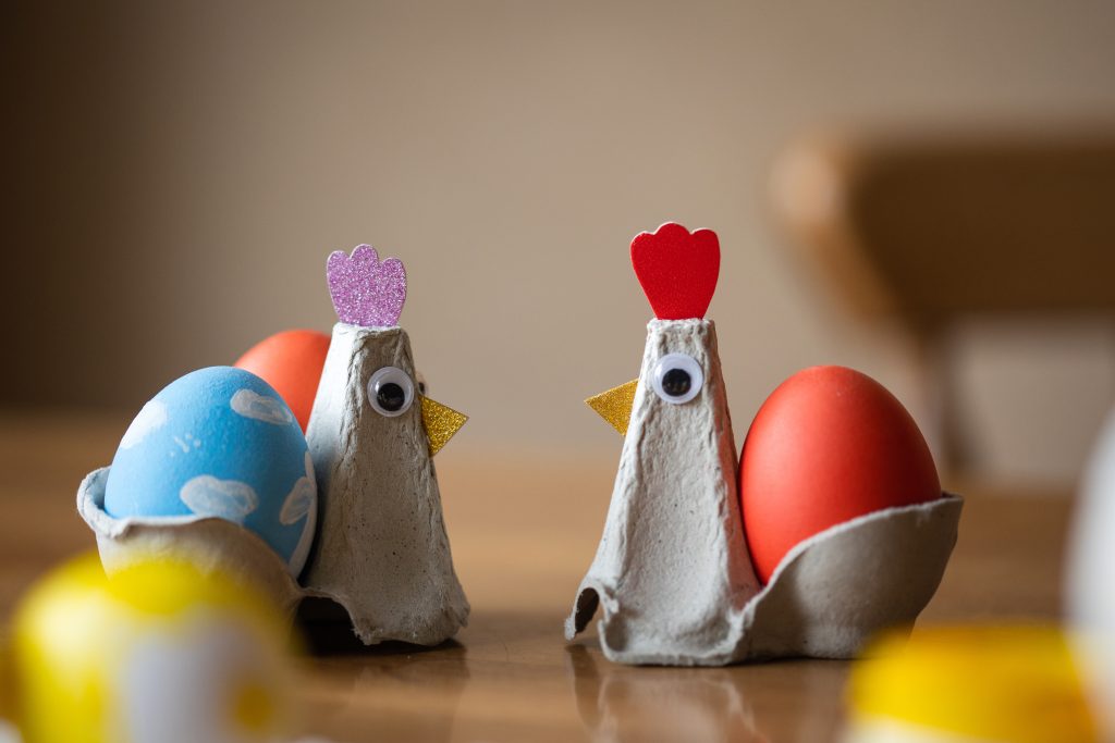 To høner laget av eggekartong.