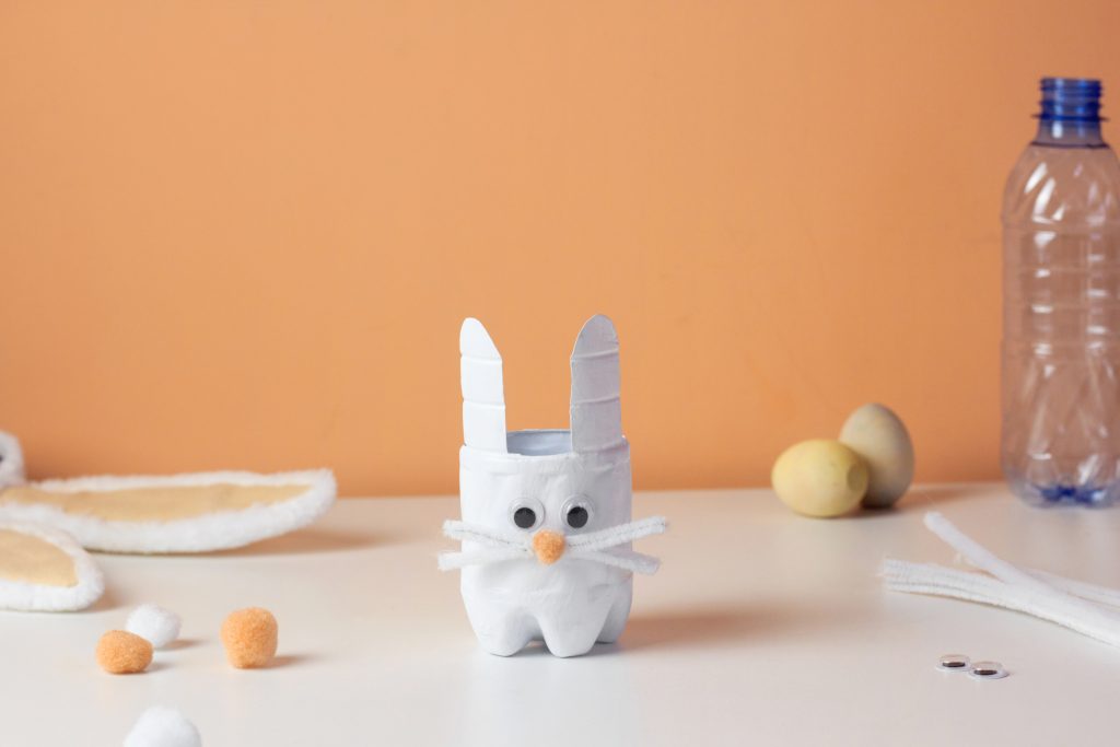 Hare laget av bunnen til en plastflaske.