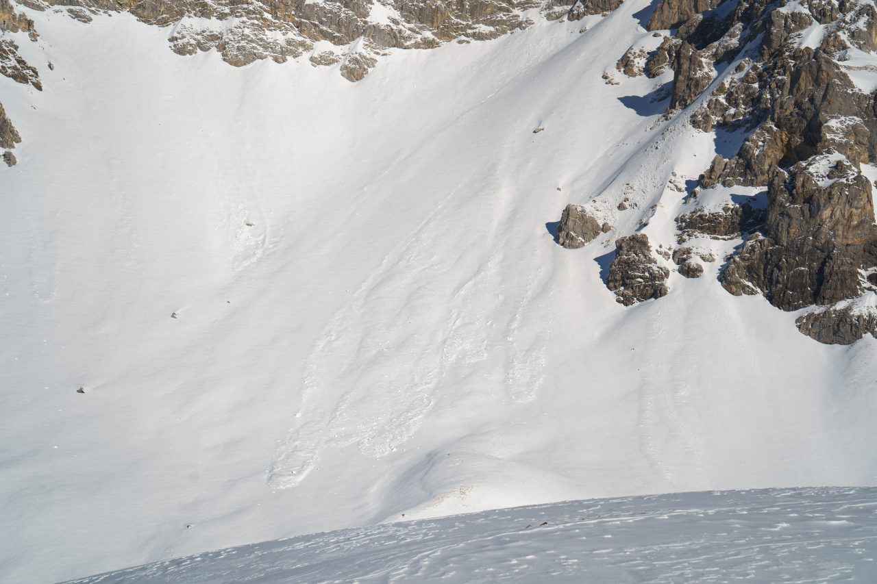 Et løssnøskred utløst i en bratt skråning, kjennetegnet av et lite punktutløsningsmiddel som vokser i størrelse.