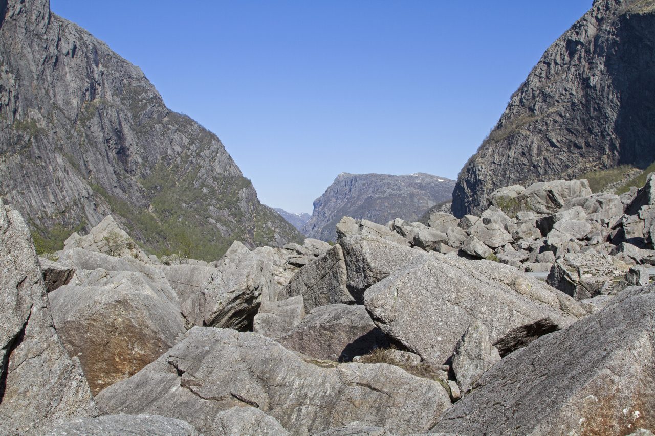 Gloppedalsura er et gigantisk felt av steinblokker som ligger på en morene og en høyt beundret attraksjon for naturelskere.