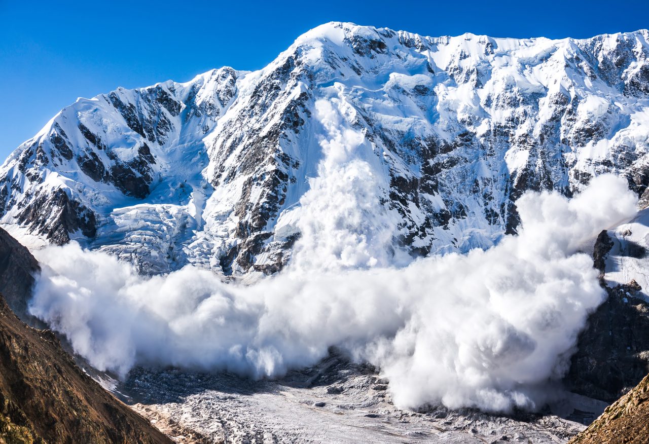 Naturens kraft. Et ekte, stort snøskred kommer fra et stort fjell (Shkhara, 5193 m), Kaukasus, Kabardino-Balkaria, Bezengi-regionen, Russland.