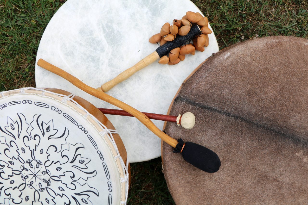 Tre trommer og trommestikker