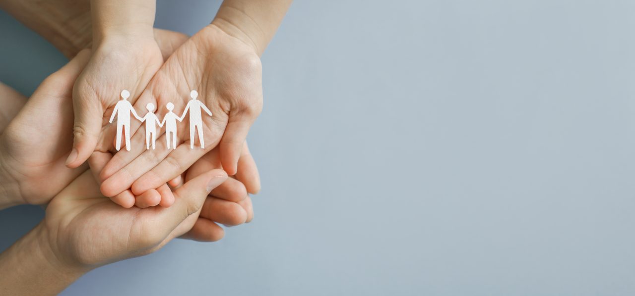 Voksen og barnehender med kjønnsnøytralt symbol på familie