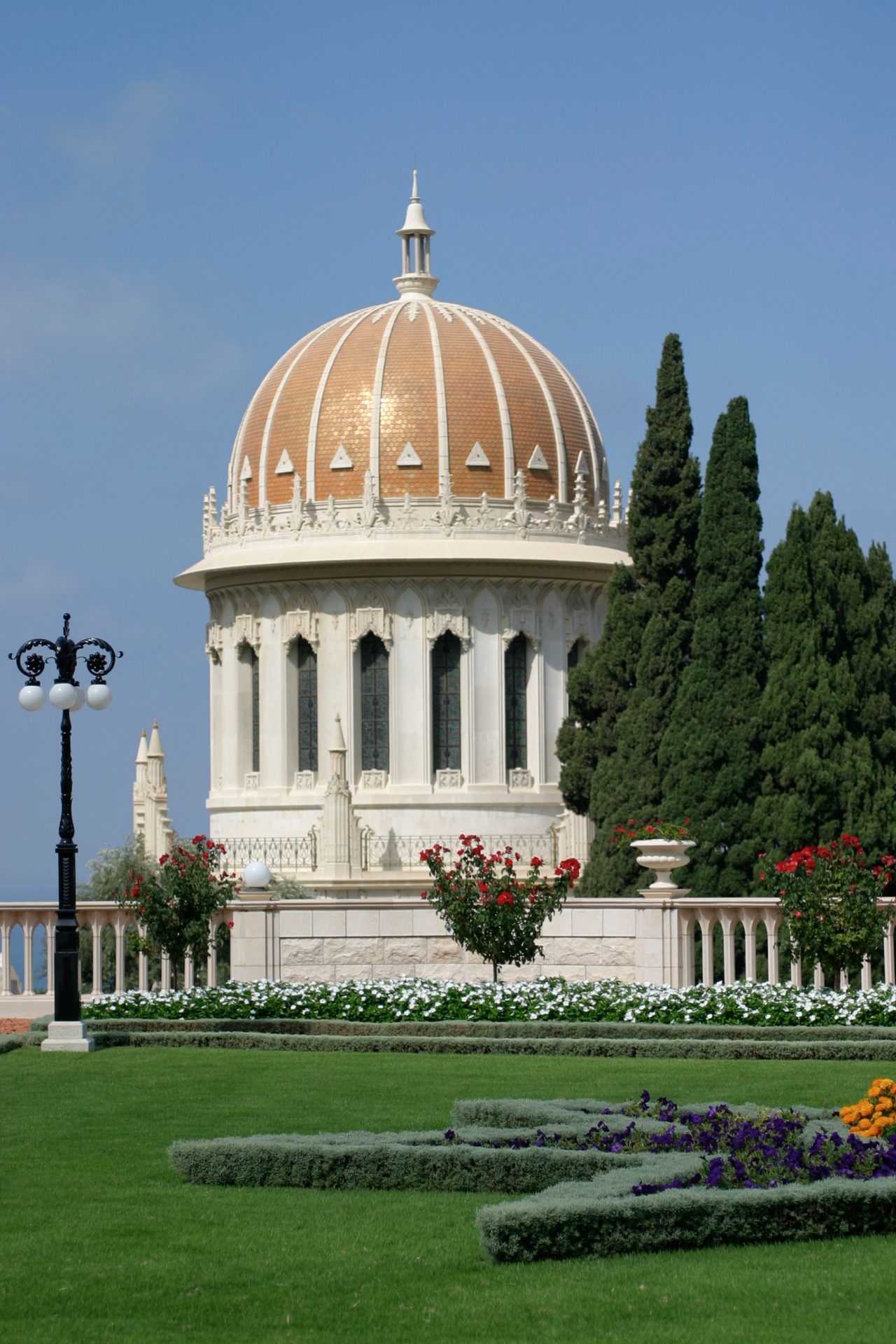 Et hvitt tempel med forgylt kuppel.