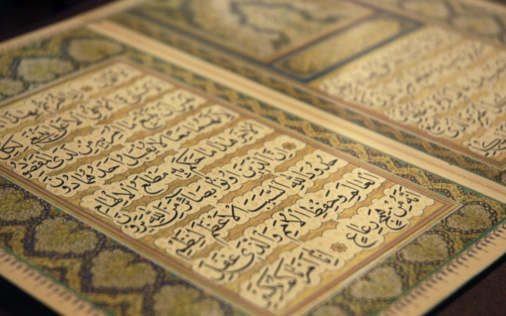 Bokside med kalligrafi fra Bahai-enes mest hellige bok.