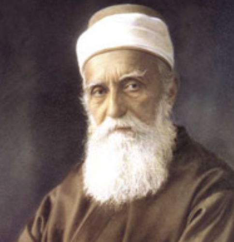 Bahá’u’lláh, en mann med langt, hvitt sjegg og bart.