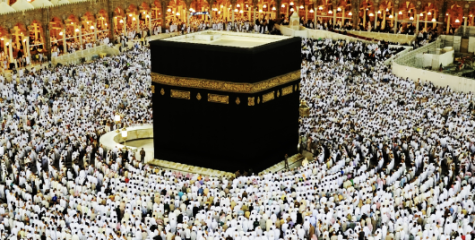 Kaba i Mekka. En stor svart kubisk bygning med tusenvis av mennesker rundt.