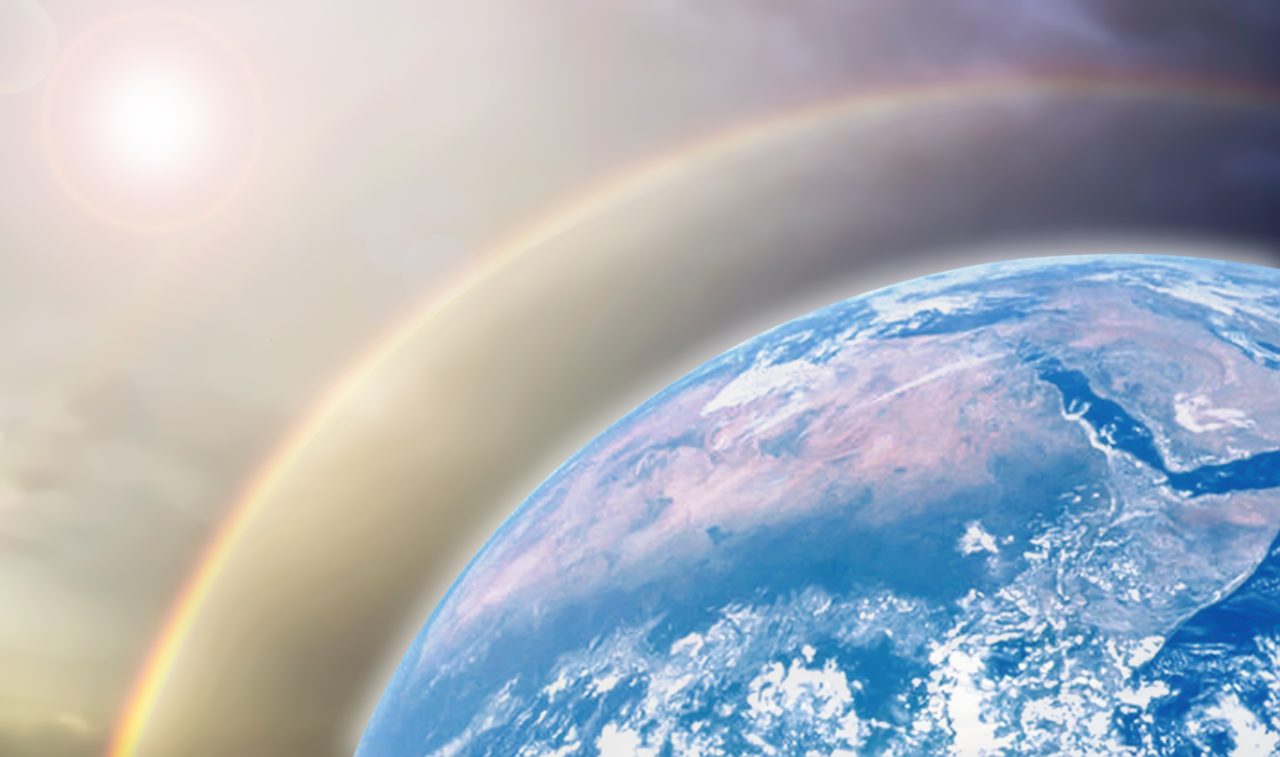 Jorda sett fra verdensrommet med synlig atmosfære og sollys som bøyes rundt planeten.