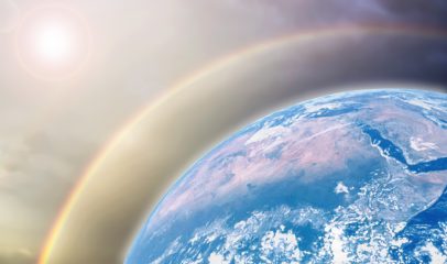 Jorda sett fra verdensrommet med synlig atmosfære og sollys som bøyes rundt planeten.