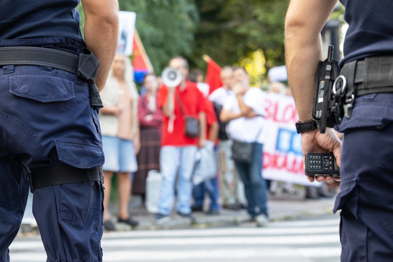 Politibetjent som overvåker en fredelig demonstrasjon