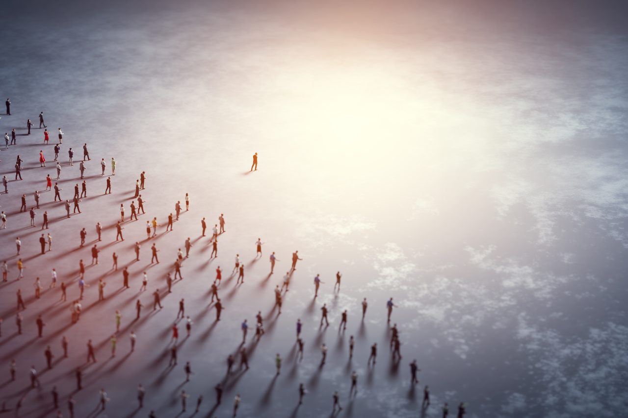 Folk følger en leder