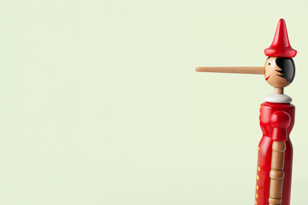 Trefigur av Pinocchio med lang nese som vokser