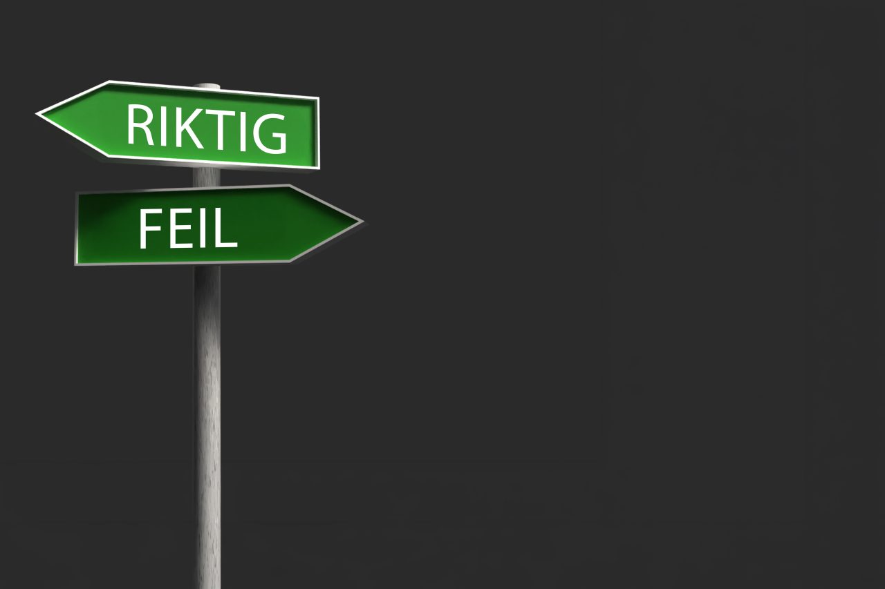 Veiskilt med to piler merket “riktig” og “feil” som peker i motsatte retninger