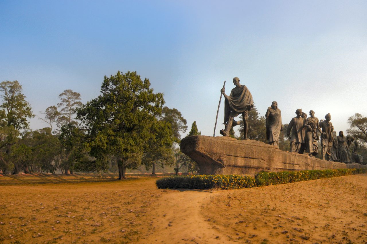 Statuer av Mahatma Gandhi og følgere under Saltmarsjen