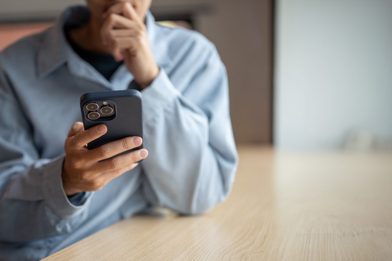 En person som ser på en smarttelefon