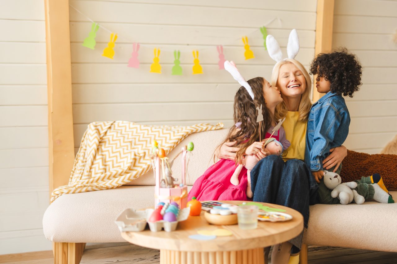 Familie som feirer påskeferien sammen med bestemoren og barna