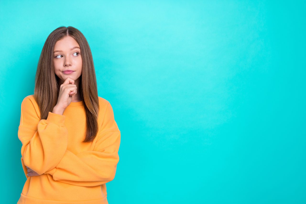 Jente som tenker med hånden på haken