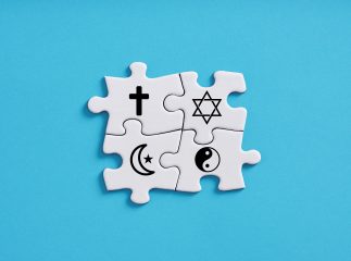 Islam, jødedom, kristendom og buddhisme ying yang-symboler på sammenhengende puslespillbrikker
