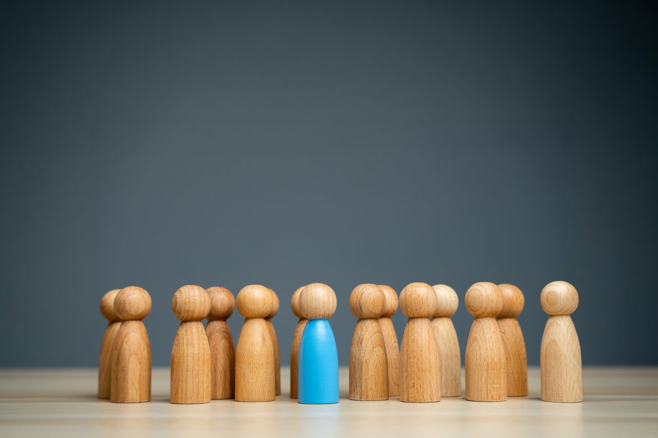 Trefigurer der én skiller seg ut i blått blant resten