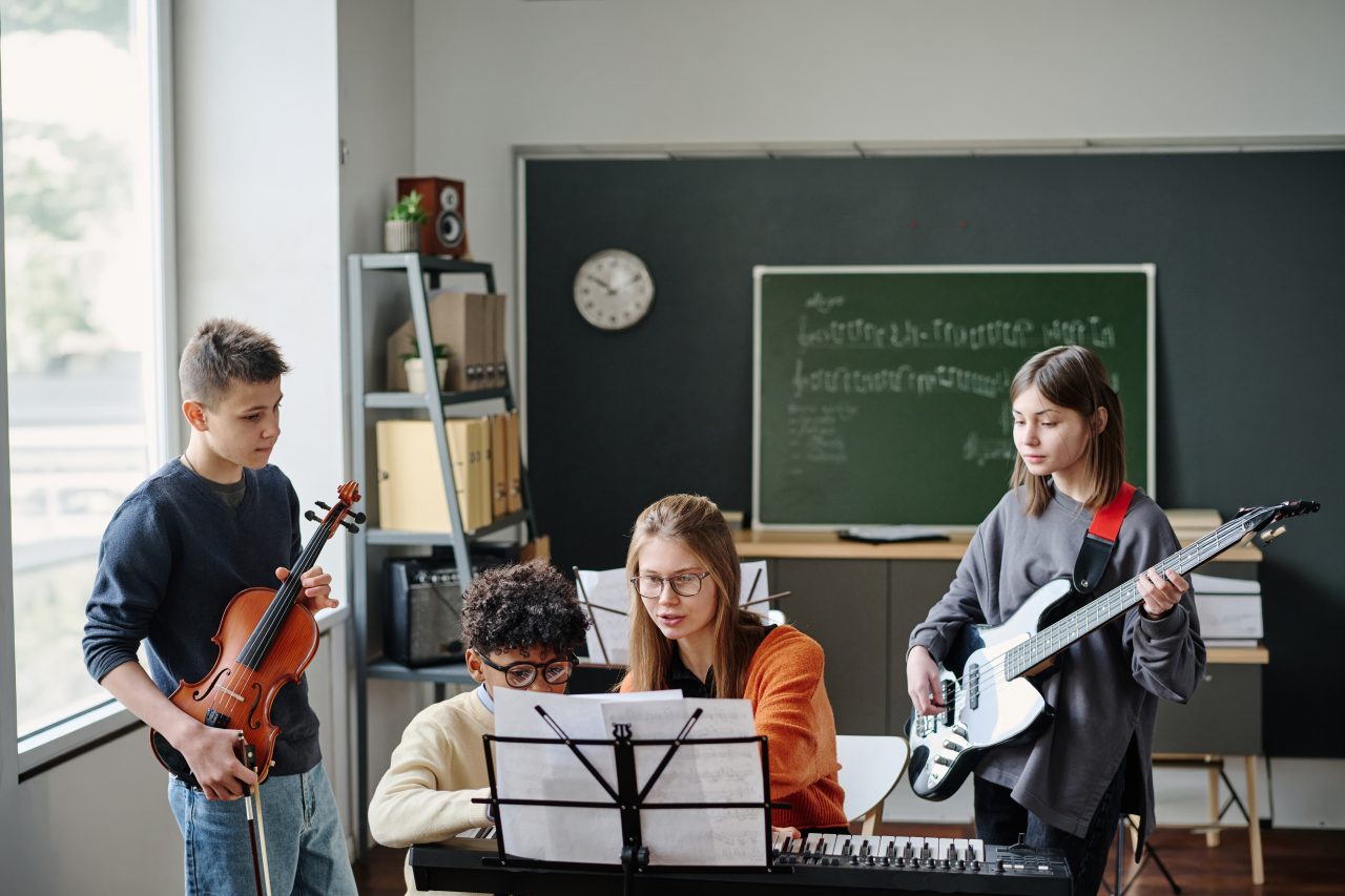Tenåringer som lærer å spille instrumenter