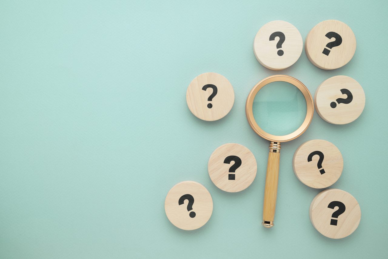 Forstørrelsesglass med mange spørsmålstegn
