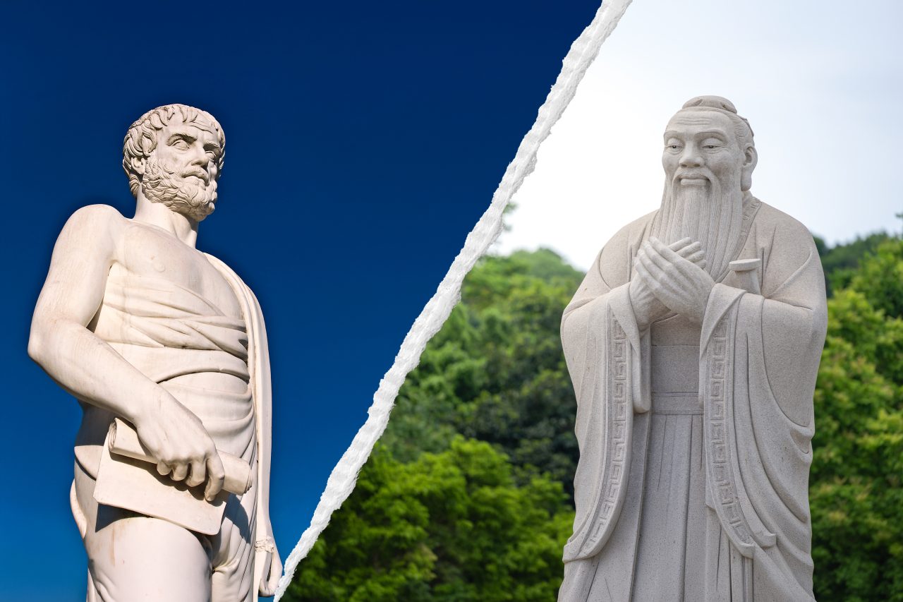 Statuer av Aristoteles og Konfucius side om side, delt av en visuell linje