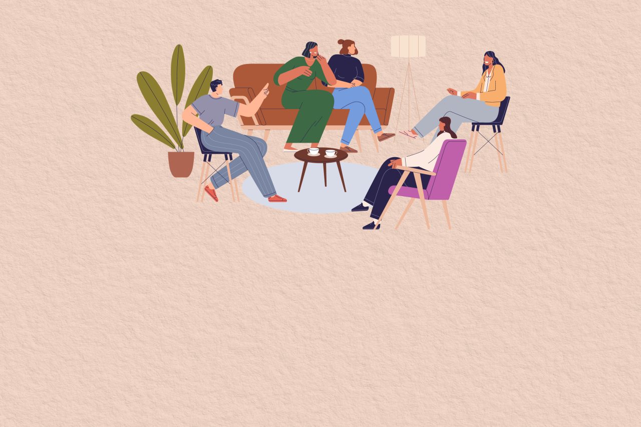 Venner som snakker sammen hjemme, sittende i sofaen