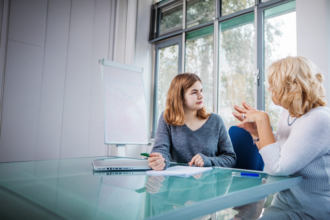 Lærer i samtale med en elev