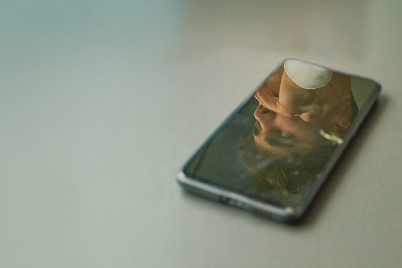 Portrett av en tenåring ved en mobilutstilling