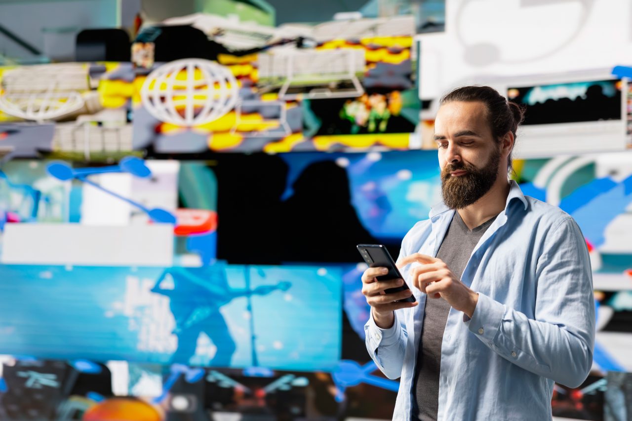 En person som er opptatt av smarttelefonappen sin og blar gjennom den