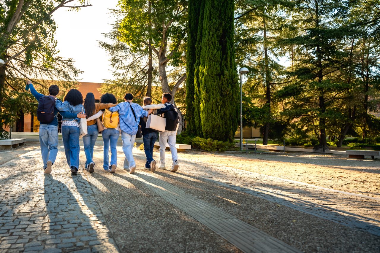 Studenter som går arm i arm